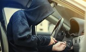 Tên trộm lấy cắp xe ô tô, phát hiện trên xe có một em nhỏ, liền lái xe quay lại… mắng người mẹ