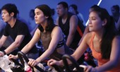 Góc cảnh báo: Tập đạp xe ở phòng gym xong thấy dấu hiệu lạ này, hai cô gái phải đi cấp cứu