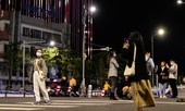Bất chấp nguy hiểm chụp ảnh 'sống ảo' bên hầm chui cầu sông Hàn