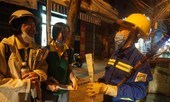 Tặng hoa trao yêu thương 8/3 cho chị em phụ nữ mưu sinh giữa đêm khuya