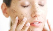 Tẩy tế bào chết vật lý hay hóa học, chọn cách nào để “tiến hóa” hành trình skincare?