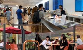 Chen chân lựa quà, 'đỏ mắt' kiếm chỗ uống cà phê dịp 8/3