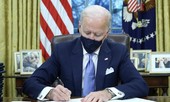Ông Biden kí một loạt sắc lệnh, tiết lộ về lá thư của ông Trump