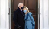 Khoảnh khắc ông Biden bối rối vì cánh cửa Nhà Trắng mãi không mở