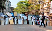 Cảnh sát Myanmar nổ súng, đột kích bắt người trong đêm