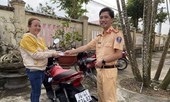 Bất ngờ nhận lại xe máy sau 7 năm bị mất cắp