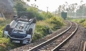 Tàu hỏa tông ô tô văng xa 10m, ba người trong một nhà thương vong