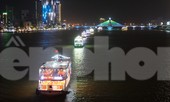Thuyền hoa diễu hành lung linh sông Hàn dịp năm mới 2021