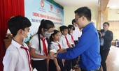 Trao 50 suất học bổng cho cán bộ Đoàn, Đội vượt khó học tốt