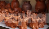 Độc đáo tượng trâu đất của nghệ nhân làng gốm Thanh Hà