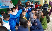 Nữ chiến sĩ Cảnh sát biển lên núi mang 'xuân yêu thương' cho trẻ nhỏ