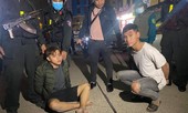 Công an nổ nhiều phát súng truy đuổi, 2 thanh niên dùng dao chống trả