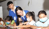 'Gia sư áo xanh' hỗ trợ học tập cho con em người lao động khó khăn