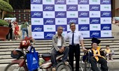 Tấm bằng đại học loại giỏi đổi bằng nước mắt của cha con nam sinh bại liệt