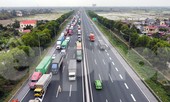 Xe tải, container nối đuôi hàng km trên cao tốc Hà Nội - Hải Phòng chờ khai báo y tế