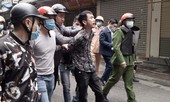 Kẻ 'ngáo đá' cầm kiếm chém loạn, người dân trên đường kinh hoàng tháo chạy