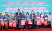 Phó Thủ tướng Phạm Bình Minh tặng quà người nghèo, công nhân lao động tại Nam Định
