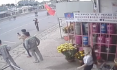 Bản tin 8H: Xe ô tô rơi cọc tiền, người đi đường nhặt hết chỉ trong 30 giây