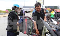 Người dân đi xe máy từ các tỉnh thành phía Nam về Nghệ An qua chốt cầu Bến Thuỷ 2.