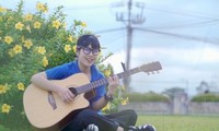 Nữ sinh xứ Quảng cất giọng ngọt ngào vừa đàn vừa hát 'vũ điệu đi bầu'