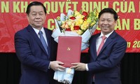 Trưởng Ban Tuyên giáo Trung ương Nguyễn Trọng Nghĩa trao quyết định bổ nhiệm cho ông Trần Thanh Lâm (bên phải)