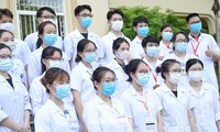 Sinh viên trường ĐH Y Hà Nội lên đường tham gia phòng chống dịch COVID-19 tại Bình Dương. Ảnh: DƯƠNG TRIỀU.