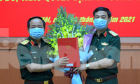 Thượng tướng Phan Văn Giang (bên phải) trao Quyết định bổ nhiệm cho Trung tướng Trịnh Văn Quyết.
