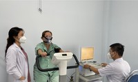 Bác sĩ hướng dẫn bệnh nhân tập phục hồi chức năng