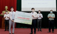 Đã có nhiều doanh nghiệp trong nước chung tay ủng hộ tiền mua vắc xin phòng COVID-19 với Bộ Y tế và Chính phủ. Ảnh minh họa.
