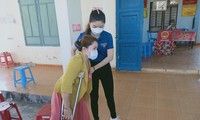 ĐVTN xã Điện Hồng, thị xã Điện Bàn, Quảng Nam hỗ trợ người dân đi bầu cử.