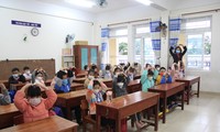 Ngày đầu đến trường của học sinh lớp 1 ở Đà Nẵng