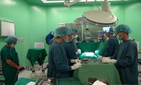 Các bác sĩ thực hiện ca phẫu thuật ghép tạng được anh P. hiến.