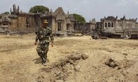 Lính Campuchia đứng cạnh hố đạn pháo Thái Lan cạnh đền Preah Vihear