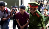 Nguyên Chủ tịch VN Pharma - bị cáo Nguyễn Minh Hùng bị áp giải vào tòa sáng nay 24/9. Ảnh: Tân Châu