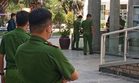 Cảnh sát có mặt tại chung cư Saigon News chiều 28/4. Ảnh: Tân Châu