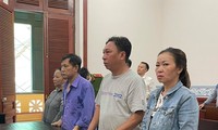 Phạm Quang Tiến (áo xanh, thứ 3 phải sang) tại phiên tòa.