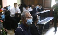 Bị cáo Nguyễn Thành Tài và Dương Thị Bạch Diệp tại phiên tòa sáng nay (16/11).