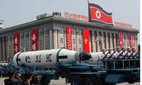 Triều Tiên duyệt binh rầm rộ với dàn tên lửa đạn đạo xuyên lục địa