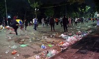 Hồ Hoàn Kiếm ngập rác sau khi đón giao thừa 2018