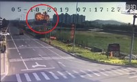 Máy bay quân sự Trung Quốc cắm đầu xuống đất nổ tung