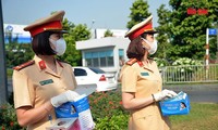 CSGT phát 1.000 khẩu trang phòng dịch bệnh ở sân bay Tân Sơn Nhất