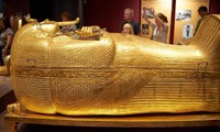 Nhìn gần quan tài vàng của pharaoh Tutankhamun