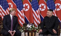 Tổng thống Mỹ Donald Trump và Chủ tịch Triều Tiên Kim Jong Un trong cuộc gặp đầu tiên hôm 27/2 tại Hà Nội. (Ảnh: Yonhap)