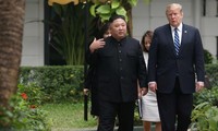 Chủ tịch Triều Tiên Kim Jong Un và Tổng thống Mỹ Donald Trump đi dạo trong khách sạn Metropole trong dịp gặp nhau tại Hà Nội vào cuối tháng 2. (Ảnh: Lah Milis)