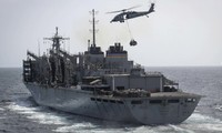 Một chiếc trực thăng MH-60S Sea Hawk vận chuyển hàng từ tàu sân bay USS Abraham Lincoln trên biển Ả-rập. (Ảnh do Hải quân Mỹ cung cấp)