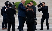 Tổng thống Mỹ Donald Trump và Chủ tịch Triều Tiên Kim Jong Un trong dịp gặp mặt tại DMZ hôm 30/6. (Ảnh: Reuters)