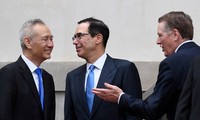 Phó Thủ tướng Trung Quốc Lưu Hạc nói chuyện với đại diện thương mại và Bộ trưởng Tài chính Mỹ hôm 10/5 tại Washington. (Ảnh: Reuters)
