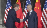 Đại diện Thương mại Mỹ Robert Lighthizer và Phó Thủ tướng Trung Quốc Lưu Hạc trước vòng đối thoại ở Thượng Hải. (Ảnh: EPA)