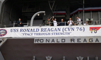 Tàu sân bay Mỹ USS Ronald Reagan với khẩu hiệu "Hoà bình nhờ sức mạnh" khi cập cảng Manila, Philippines. (Ảnh: AP)