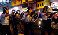 Cảnh sát Hong Kong đã phải sử dụng súng thật để đối phó với người biểu tình. (Ảnh: SCMP)